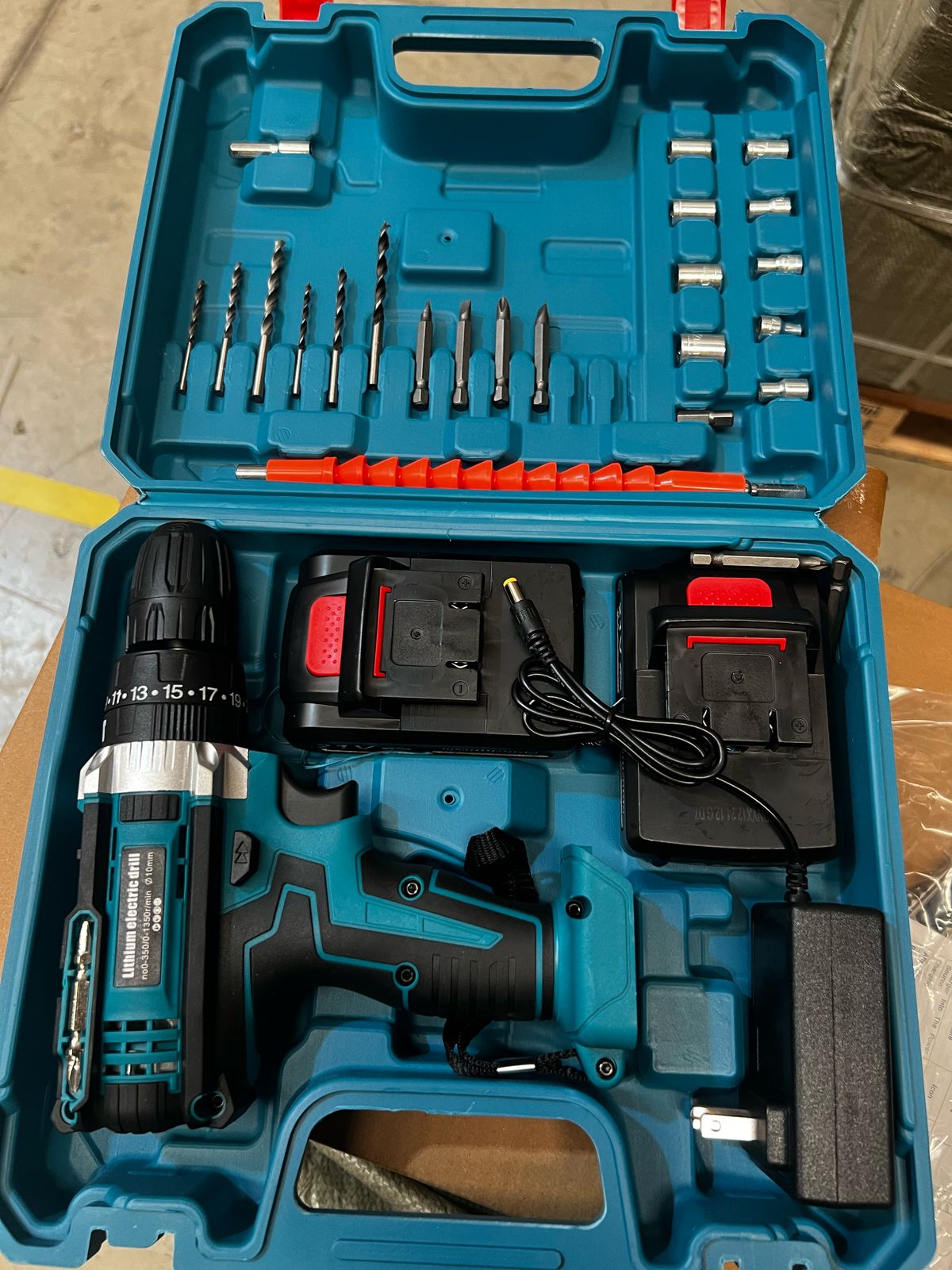 Taladro Percutor Inalambrico Con Mandril, 2 Baterías 12V y Kit de Accesorios